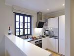 Küche / Küchenzeile - Premium Reetdachvilla mit 3 Schlafzimmern, Sauna und Kamin (H08) - Top-Hundeurlaub