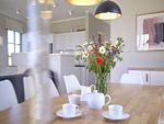 Wohnzimmer - Luxus Reetdachvilla mit 3 Schlafzimmern, Sauna und Kamin (H18) - Top-Hundeurlaub