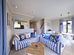 Wohnzimmer - Premium Reetdachvilla mit 3 Schlafzimmern, Sauna und Kamin (H21) - Top-Hundeurlaub