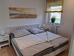 Schlafzimmer mit Doppelbett - Ferienhaus Strandperle - Top-Hundeurlaub