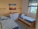 Schlafzimmer mit zwei Einzelbetten - Ferienhaus Strandperle - Top-Hundeurlaub