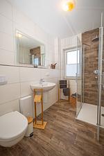 Modernes Bad mit Dusche - Wohnung Nr. 03 - Top-Hundeurlaub