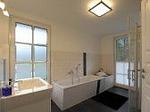 Bad mit Dusche und Badewanne im EG - Forsthaus - Top-Hundeurlaub
