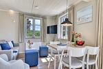 Wohnzimmer - Ferienhaus Auszeit 14 Feriendorf Klein Stresow Rügen - Top-Hundeurlaub