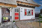 Fassade / Eingang - Ferienhaus Große Lage 16 Feriendorf Klein Stresow Rügen - Top-Hundeurlaub