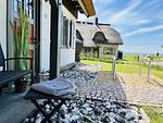 Fassade / Eingang - Ferienhaus Große Lage 16 Feriendorf Klein Stresow Rügen - Top-Hundeurlaub