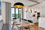 Küche / Küchenzeile - Ferienwohnung Sonnenloft 14 mit eigenem Kamin, Sauna, Strandkorb am Strand und Außenpool in der DÜNE7 Prora - Top-Hundeurlaub