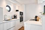 Küche / Küchenzeile - Ferienwohnung Sonnenloft 14 mit eigenem Kamin, Sauna, Strandkorb am Strand und Außenpool in der DÜNE7 Prora - Top-Hundeurlaub