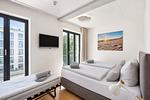 Schlafzimmer - Ferienwohnung Sonnenloft 14 mit eigenem Kamin, Sauna, Strandkorb am Strand und Außenpool in der DÜNE7 Prora - Top-Hundeurlaub
