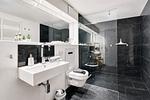 Badezimmer - Ferienwohnung Sonnenloft 14 mit eigenem Kamin, Sauna, Strandkorb am Strand und Außenpool in der DÜNE7 Prora - Top-Hundeurlaub