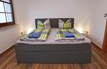 Schlafzimmer mit ausreichend Platz - Ferienwohnung Storchennest - Top-Hundeurlaub
