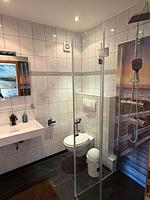 Badezimmer mit Waschtisch und moderner Dusche - Ferienwohnung Storchennest - Top-Hundeurlaub