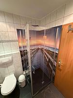 Dusche mit Fotorückwand - Ferienwohnung Storchennest - Top-Hundeurlaub