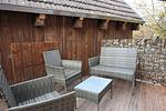 Neue Terrasse mit Blick auf Gasthaus und die grüne Umgebung - Ferienwohnung Storchennest - Top-Hundeurlaub