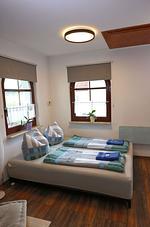 Blick von dem Esszimmerbereich in Richtung aufklappbarer Couch - Ferienwohnung Storchennest - Top-Hundeurlaub
