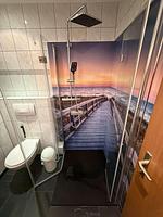 Moderne Dusche mit idyllischer Fotorückwand - Ferienwohnung Storchennest - Top-Hundeurlaub