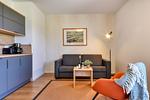 Wohnzimmer - Ferienwohnung Kranich 26 im Wreecher Idyll Rügen - Top-Hundeurlaub