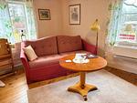 Wohnzimmer mit Sofa im Ferienhaus Hus Bohult in Berga – Ferienhaus für 2 Personen in Småland - Hus Bohult - Top-Hundeurlaub