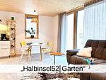 Wohnzimmer - Ferienwohnung Halbinsel52 I Garten - Top-Hundeurlaub