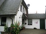 Fassade / Eingang - Ferienwohnung Malvenhaus - Top-Hundeurlaub