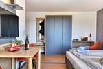 Wohnzimmer - Ferienwohnung Turmfalke 35 im Wreecher Idyll Rügen - Top-Hundeurlaub