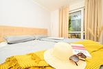 Schlafzimmer mit Doppelbett - Deichpoofe -  Wohnung 1-06 - Top-Hundeurlaub