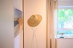 Gardrobenständer mit Sonnenhut - Deichpoofe -  Wohnung 1-06 - Top-Hundeurlaub