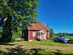 Hauptansicht vom Ferienhaus Hus Hörnsö – liebevoll renoviertes rotes Schwedenhaus im Naturpark in Småland - Hus Hornsö - Top-Hundeurlaub