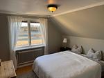 Schlafzimmer mit Dachschräge im Ferienhaus Hus Hörnsö – ruhiger Schlafbereich - Hus Hornsö - Top-Hundeurlaub