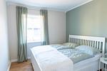 Helles Schlafzimmer mit Doppelbett – modernes Ferienhaus für 6 Personen in Timmernabben - Villa Vita - Top-Hundeurlaub