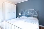 Modernes Schlafzimmer mit viel Tageslicht – Ferienhaus in Timmernabben nahe Ostsee - Villa Vita - Top-Hundeurlaub
