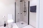 Modernes Badezimmer mit bodengleicher Dusche – Neubau-Ferienhaus Villa Vita in Timmernabben an der Ostsee - Villa Vita - Top-Hundeurlaub