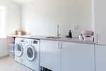 Waschmaschine und Stauraum im Hauswirtschaftsraum – Ferienhaus für Familien in Timmernabben - Villa Vita - Top-Hundeurlaub