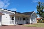 Hauptansicht der Villa Vita in Timmernabben – modernes Neubau-Ferienhaus 2022 an der Ostsee in Småland - Villa Vita - Top-Hundeurlaub