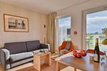 Wohnzimmer - Ferienwohnung Grünfink 04 im Wreecher Idyll Rügen - Top-Hundeurlaub