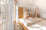 Schlafzimmer mit Doppelbett und Kleiderschrank - Wohnung 2.4 - Familientraum - Top-Hundeurlaub