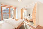 Schlafzimmer mit Doppelbett und Kleiderschrank - Wohnung 2.4 - Familientraum - Top-Hundeurlaub