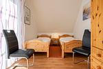 Schlafzimmer mit zwei Einzelbetten - Wohnung 2.4 - Familientraum - Top-Hundeurlaub