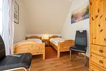 Schlafzimmer mit zwei Einzelbetten - Wohnung 2.4 - Familientraum - Top-Hundeurlaub
