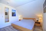 erstes Schlafzimmer mit Doppelbett - Wohnung 09 - Top-Hundeurlaub