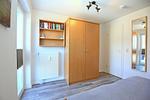 erstes Schlafzimmer mit Kleiderschrank - Wohnung 09 - Top-Hundeurlaub