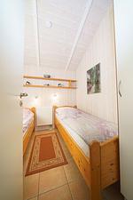 Schlafzimmer mit zwei Einzelbetten - Ferienhaus Otter - Top-Hundeurlaub