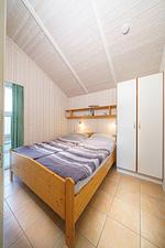 Schlafzimmer mit Doppelbett - Ferienhaus Otter - Top-Hundeurlaub