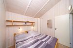 Schlafzimmer mit Doppelbett - Ferienhaus Otter - Top-Hundeurlaub
