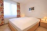 Schlafzimmer mit Doppelbett - Wohnung 123 - Top-Hundeurlaub