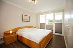 Schlafzimmer mit Doppelbett - Wohnung 08 - Top-Hundeurlaub