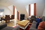 Wohnzimmer mit Zugang zum Balkon - Wohnung 120 - Top-Hundeurlaub