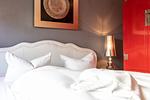 Bett mit Nachttischlampe - Ferienwohnung Kieferngrund - Top-Hundeurlaub