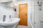 Badezimmer mit Badewanne - Reihenhaus 6 - Delfin - Top-Hundeurlaub