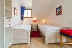 Schlafzimmer mit zwei Einzelbetten - Reihenhaus 6 - Delfin - Top-Hundeurlaub
